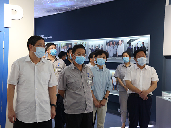 2020年7月8日下午，石家莊市政協(xié)主席劉明軒、秘書長(zhǎng)趙磊、研究室副主任李振杰一行赴盛華企業(yè)集團(tuán)就扎實(shí)推進(jìn)自貿(mào)試驗(yàn)區(qū)正定片區(qū)建設(shè)進(jìn)行調(diào)研。自貿(mào)區(qū)正定片區(qū)管委會(huì)主任、石家莊綜合保稅區(qū)黨工委書記、管委會(huì)主任陳振居、正定高新區(qū)管委會(huì)主任索偉華、經(jīng)濟(jì)發(fā)展局局長(zhǎng)李薈萍陪同調(diào)研。