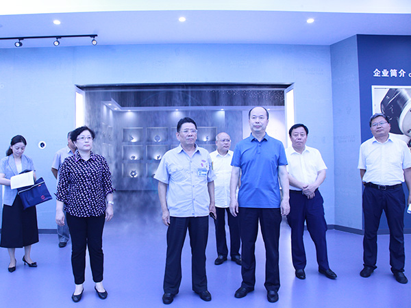 2020年8月17日下午，省人大常委會(huì)副主任王會(huì)勇一行蒞臨盛華企業(yè)集團(tuán)調(diào)研自貿(mào)區(qū)正定片區(qū)建設(shè)情況，征求企業(yè)對(duì)自貿(mào)區(qū)條例草案的意見建議。正定縣縣委副書記陳振居、縣人大常委會(huì)主任崔慶朝陪同調(diào)研。
