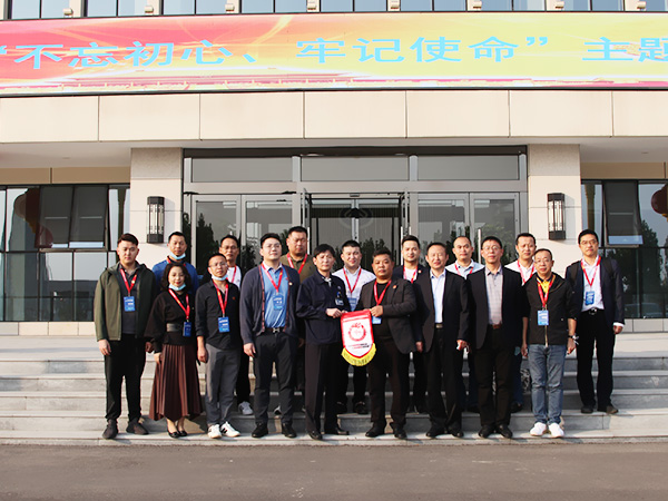 為深入學(xué)習(xí)貫徹習(xí)近平總書記在企業(yè)家座談會(huì)上的重要講話精神，充分發(fā)揮青年企業(yè)家協(xié)會(huì)思想引領(lǐng)和教育培養(yǎng)職能，引導(dǎo)會(huì)員堅(jiān)定發(fā)展信念、把握宏觀趨勢(shì)、提升能力素質(zhì)、促進(jìn)合作交流，2020年10月19日下午，深圳龍崗青年企業(yè)家訪問團(tuán)古少揚(yáng)、林振忠、王建辰等20余青年企業(yè)家到盛華企業(yè)集團(tuán)參觀考察。正定高新區(qū)黨工委書記、管委會(huì)主任索偉華、正定發(fā)改局局長(zhǎng)肖永慧陪同參觀。